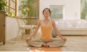 गहरी श्वास (Deep Breathing) का अभ्यास करते हुए व्यक्ति | तनाव कम करने और मन को शांत करने की Meditation Technique