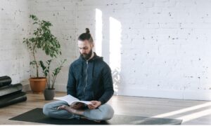 गहरी श्वास (Deep Breathing) का अभ्यास करते हुए व्यक्ति | तनाव कम करने और मन को शांत करने की Meditation Technique