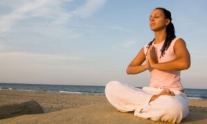 शांत वातावरण में ध्यान करते हुए एक व्यक्ति – Meditation for Beginners by YogaRahi